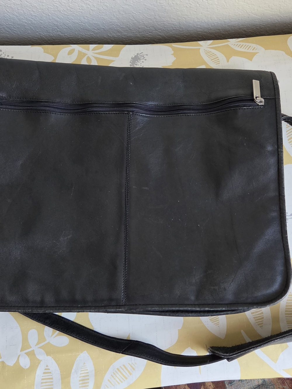 Wilsons Black Leather Messenger Bag 8 Pockets